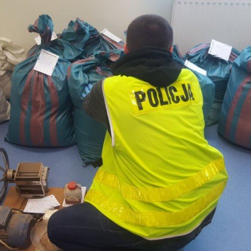 POLICJANCI ZABEZPIECZYLI BLISKO 200 KILOGRAMÓW LEWEGO TYTONIU