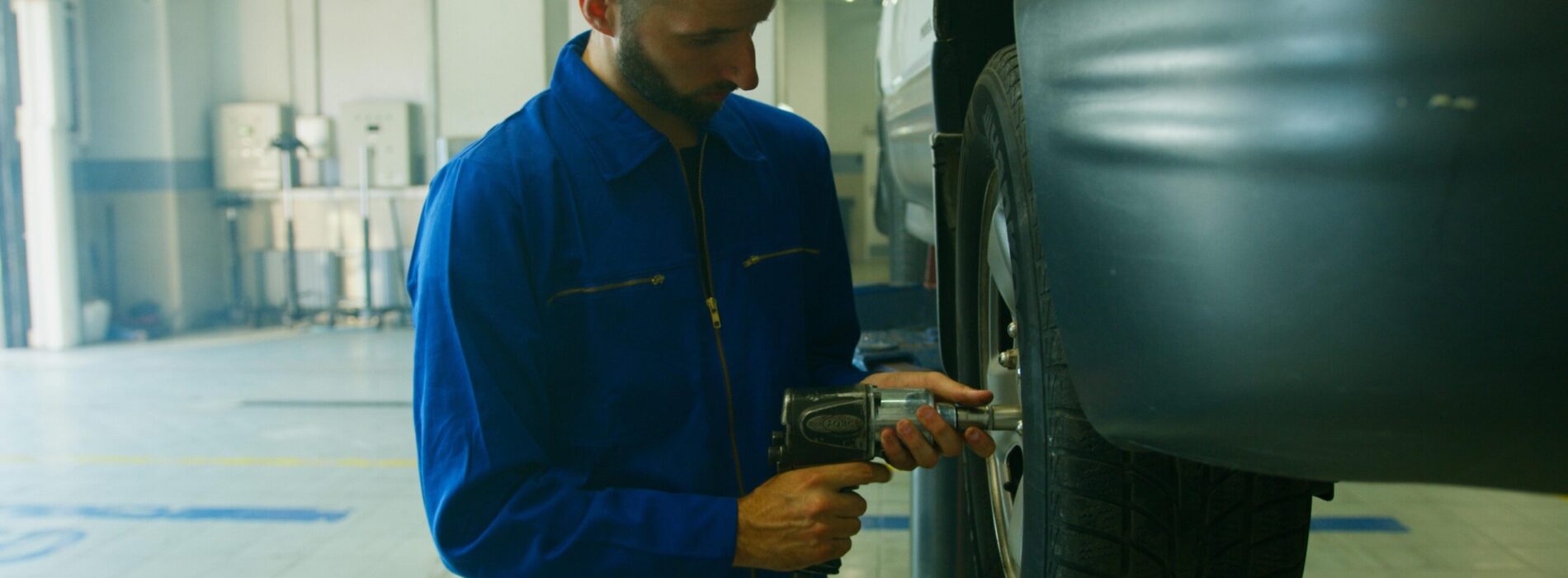 Najlepsze klucze udarowe do 1000 zł – ranking modeli do warsztatu